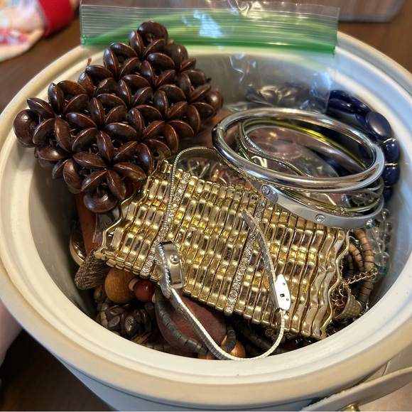 Mystery jewelry bucket - Picture 3 of 9